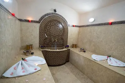 a bathroom with two sinks and a bath tub at Riad Rayhana De L Atlas in Ourika