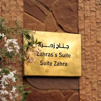 a sign on the side of a brick wall at Appartement LALA ZAHRA in Timeskrine