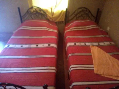 two beds sitting next to each other in a room at Maison d'Hôte La Roche Noire in Fint