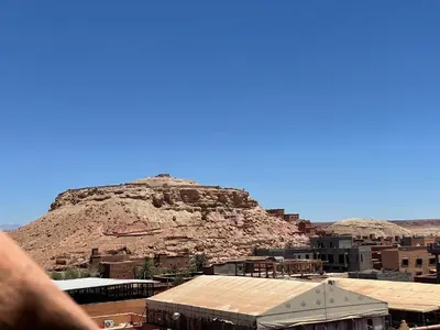 a view of a city with a mountain in the background at Auberge Etoile Filante d Or Ait Ben Haddou in Aït Ben Haddou