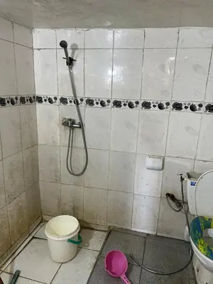 a bathroom with a shower and a toilet at Appartement 135 m spacieux in Oulad Akkou