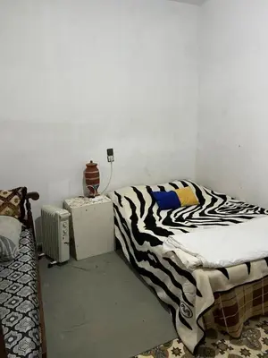 a bedroom with a zebra blanket on a bed at Appartement 135 m spacieux in Oulad Akkou