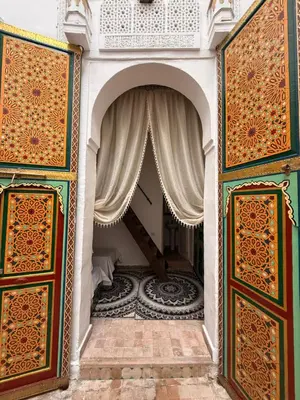 an entrance to a bedroom with a curtain and a rug at Dar Mohamadia in Fès
