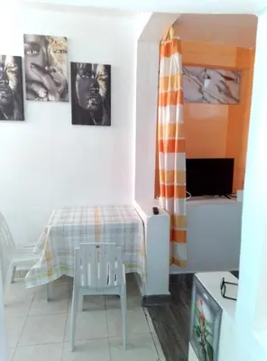 a living room with a table and a chair at Studio meublé calme in Oulad Akkou