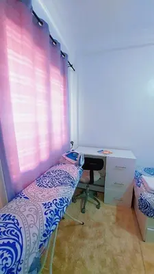 a bedroom with a desk and a bed and a window at شقةبالقرب من مطار مراكش المنارة الدولي in Oulad Akkou