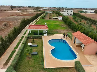 an overhead view of a villa with a swimming pool at Villa piscine espace vert luxueuse in Oulad Akkou