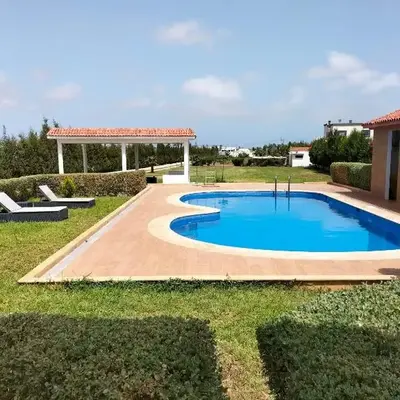 Villa piscine espace vert luxueuse