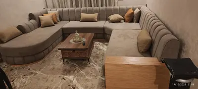 a living room with a couch and a coffee table at Appartement agadir bay bien ensoleillé in Oulad Akkou