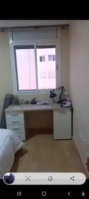 a desk in a room with a window and a bed at Apartamento en Rabat al lado del Mar in Oulad Akkou