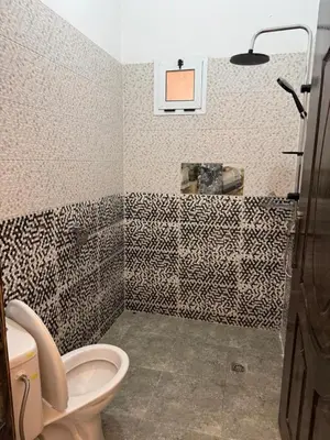 a bathroom with a black and white patterned wall at Dar Sofilal à Marrakech