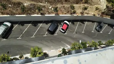 an overhead view of cars parked in a parking lot at شقة مفروشة 3 غرف حمامين مطبخ وصالون in Oulad Akkou