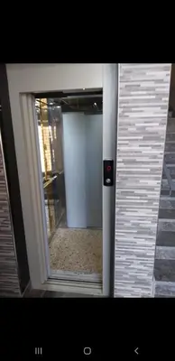 a mirror reflection of a door in a room at Bousstan 1er in Oulad Akkou