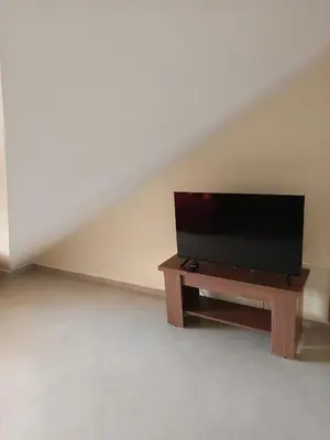a flat screen tv sitting on top of a wooden table at Le refuge de Vittel in Ifrane