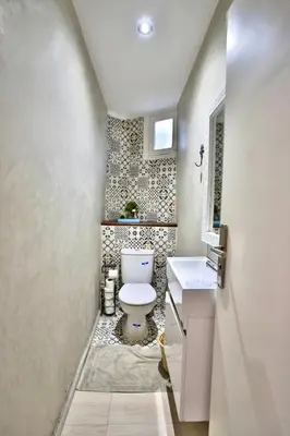 a bathroom with a toilet and a sink at Charmant appartement avec Wifi in Fès