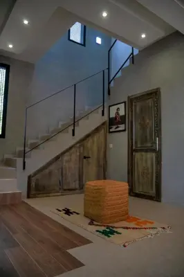 a room with a staircase and a basket on the floor at Maison blanche in Sbiti