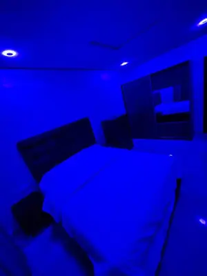 a blue room with a bed and a tv at Appartement de luxe à Tanger in Oulad Akkou