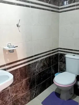 a bathroom with a toilet and a sink at Apparemment en résidence à 10 mns de Gueliz in Oulad Akkou