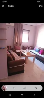 a living room with a couch and a table at Apparemment en résidence à 10 mns de Gueliz in Oulad Akkou