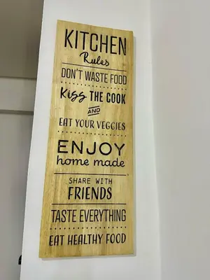 a sign that says kitchen rules dont waste food kiss the cook and eat your vegetables at Le Scandinave de Marrakech-Gueliz-Centre in Oulad Akkou