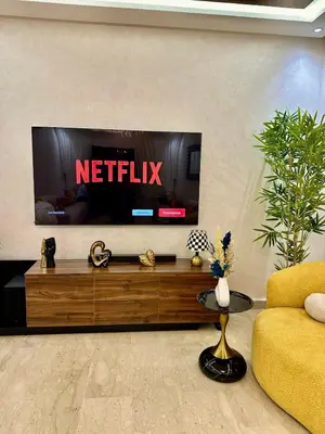 a living room with a television with the netflix sign on it at Le Scandinave de Marrakech-Gueliz-Centre in Oulad Akkou