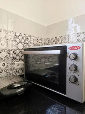 a microwave oven sitting on top of a counter at Villa Nomade Residence 3 chambres avec piscine in Oulad Snaguia