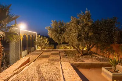 a walkway with a tree and a building at Havre de Paix à Marrakech in Heddad