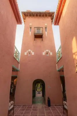 a red brick building with a balcony on top of it at Havre de Paix à Marrakech in Heddad