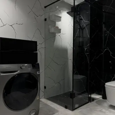 a bathroom with a tv and aiger at Appartement Studio in Oulad Akkou
