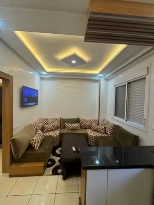 a living room with a couch and a tv at Apartamento bonito en Marrakech in Oulad Akkou