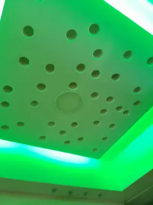 a ceiling with a green light on it at résidence ichraka in Oulad Akkou