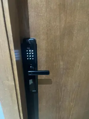 a black door handle on a wooden door at cosy studio au coeur de casablanca in Oulad Akkou