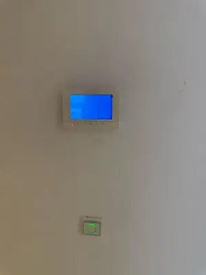 a small blue window on a white wall at Un bel appartement in Oulad Akkou