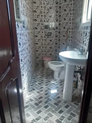 a bathroom with a sink and a toilet at Jolie Appartement Confortable - près de la plage in Oulad Akkou