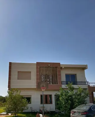 a building with a basketball hoop in front of it at Villa élégante in Aït Ali Ou Moussa