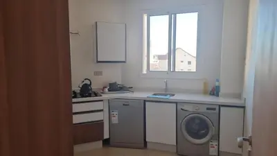 a kitchen with a washing machine and a window at Appartement luxueux in Ifrane