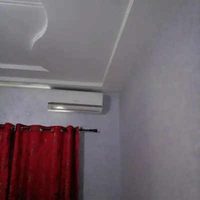 a bathroom with a red shower curtain and a ceiling at Vip charme in Fès
