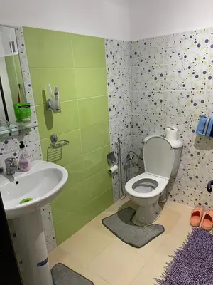 a bathroom with a toilet and a sink at Bel appartement à louer à Fès in Fès