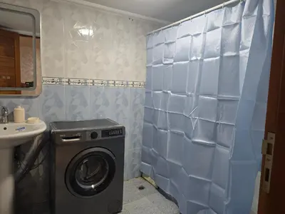 a bathroom with a washing machine and a sink at belle vue à petit prix in Meknès