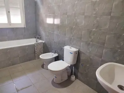 a bathroom with a toilet and a tub and a sink at Villa spacieuse 3 chambres à l'entrée de la ville in Imouzzer Kandar