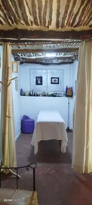a room with a white table in a room at Maison des maitres in Tafza