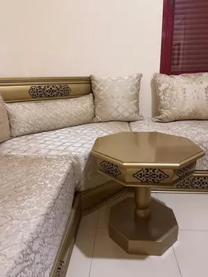a bed with a table in a room at Appartement Spacieux et cosy in Chouiter