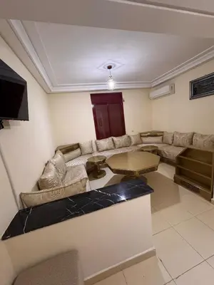 a living room with a couch and a table at Appartement Spacieux et cosy in Chouiter