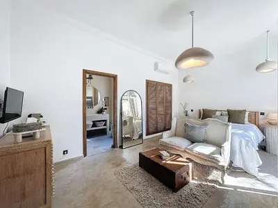 a living room with a bed and a couch at Villa Paschmina, petit-déjeuner inclus in Ourika