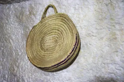 a straw hat is sitting on the floor at كهوف يحيى لسياحة والمبيت البهاليل in Bhalil
