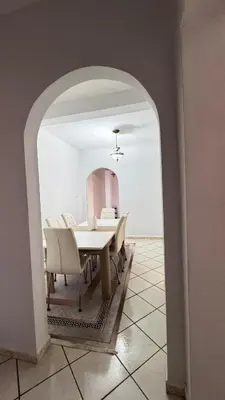 a dining room with a white table and chairs at Appartement spacieux à Agadir in Oulad Akkou