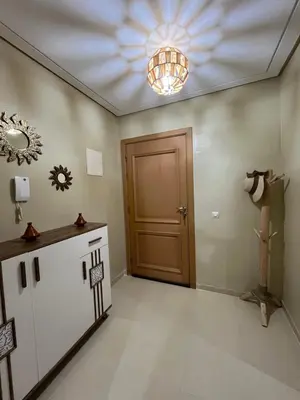 a hallway with a door and a chandelier at Appartement de 3 chambres pour 6 voyageurs à 20 minutes de centre ville de Marrakech in Azib Oulad Lâdem