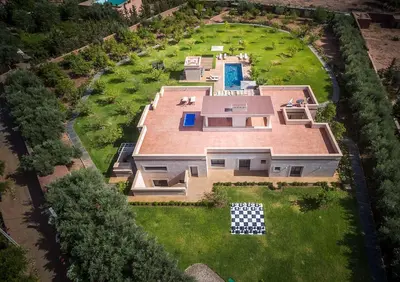 an aerial view of a large house with a yard at Salamouni Villa ideal for family, 4-6 chambres, 8-12 personnes in Oulad Snaguia