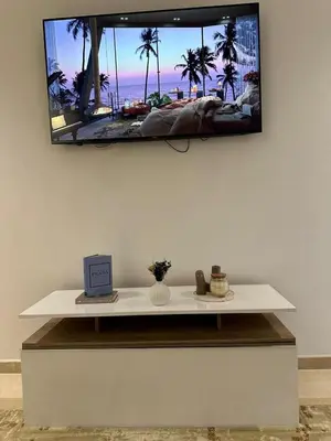 a white counter with a tv on a wall at Appartement de luxe au coeur de Casa in Oulad Akkou
