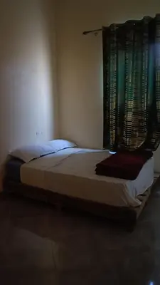 a bed sitting in a room with a window at Casa caram in Hassilabied