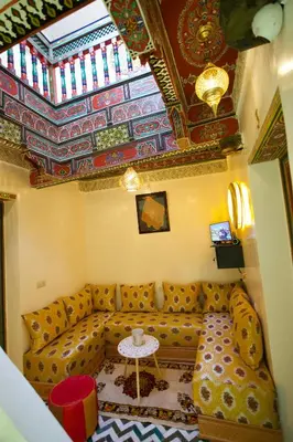 a living room with a couch and a table at Riad Qobbat Zaouïa in Fès